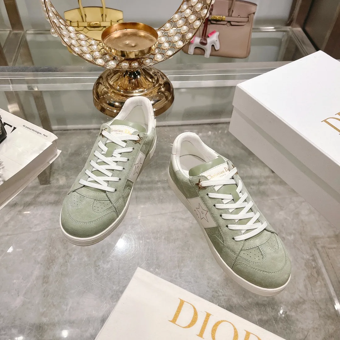 👟👟Ex-factory price 560👟👟Dior2024 new white shoes, Dior Dior Star women's sports shoes, very light summer white shoes. The upper is carefully made of imported suede, decorated with tonal suede panels, metal stars decorate the lace eyelets, and breathable mesh inside. The upper is punched and designed not to stuffy the feet. It is equipped with Christian Dior logo and thin soles. The thick sole is suitable for all seasons! Size: 35-41 (40 and 41 are customized and cannot be returned or exchanged)